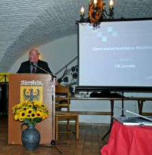 Dr. Johannes Zimmermann bei der Eröffnungsrede  zum 10jährigen Bestehen des Geschichtsvereins Nierstein